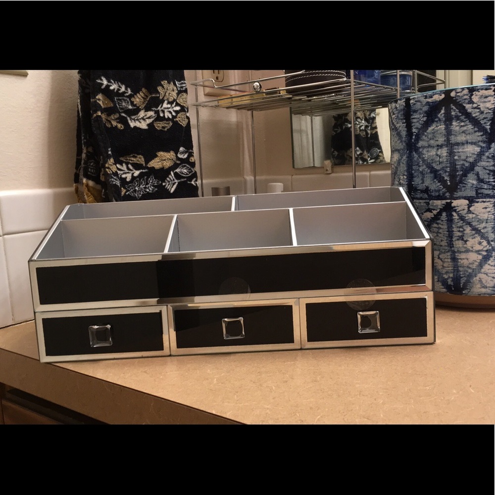 Makeup Holder - image 1